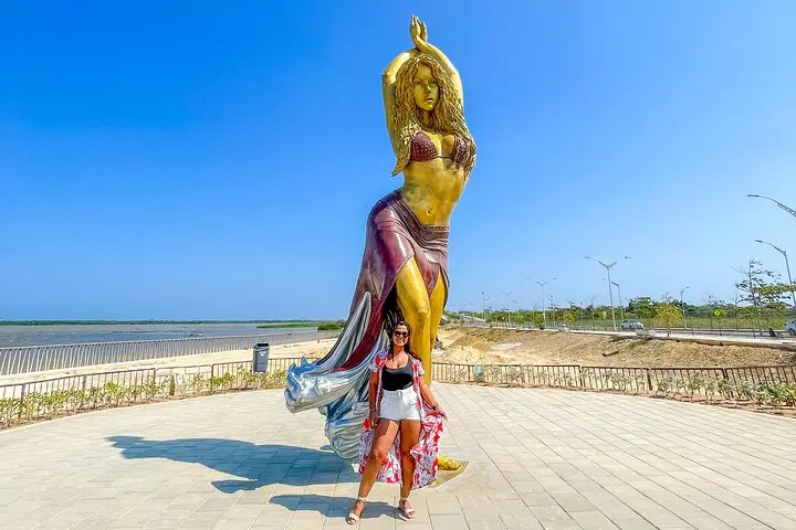 Estatua de Shakira en el Gran Malecón de Barranquilla