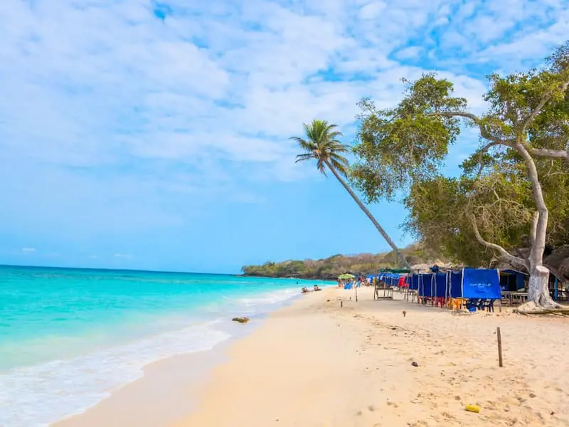 Playa de arena blanca y aguas turquesas en Isla Barú Cartagena