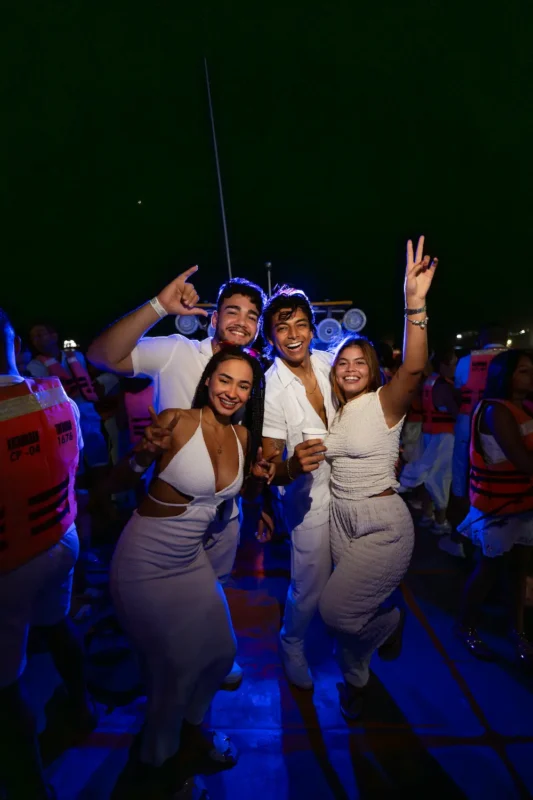 Turistas bailando en Fiesta Blanca Santa Marta