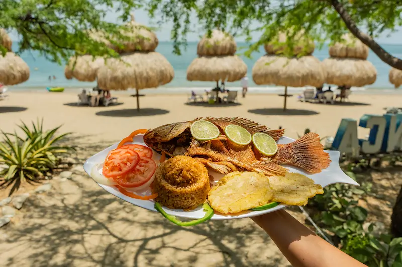 Almuerzo típico con pescado frito en Playa Blanca Santa Marta