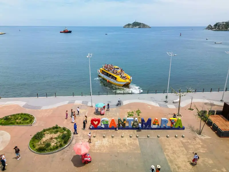 Letrero I Love Santa Marta con Katamaran Tayrona en la bahía