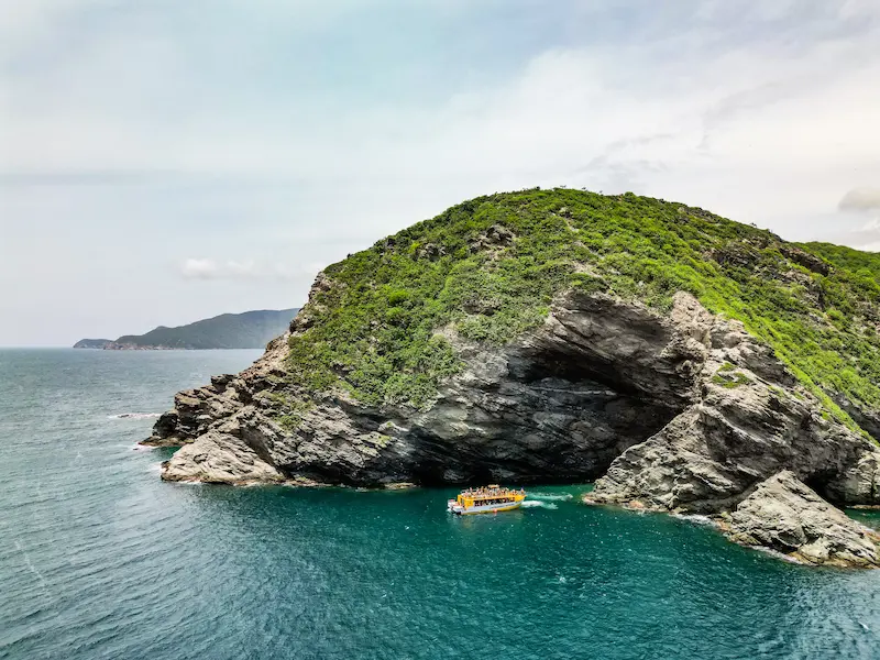 Catamarán navegando entre rocas en el Caribe colombiano